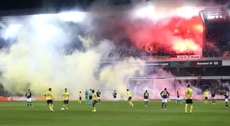 UEFA'dan Fenerbahçe'ye 3 maç ceza! Deplasmana taraftar götüremeyecek UEFA'dan Fenerbahçe'ye 3 maç ceza! Deplasmana taraftar götüremeyecek - 1. Resim