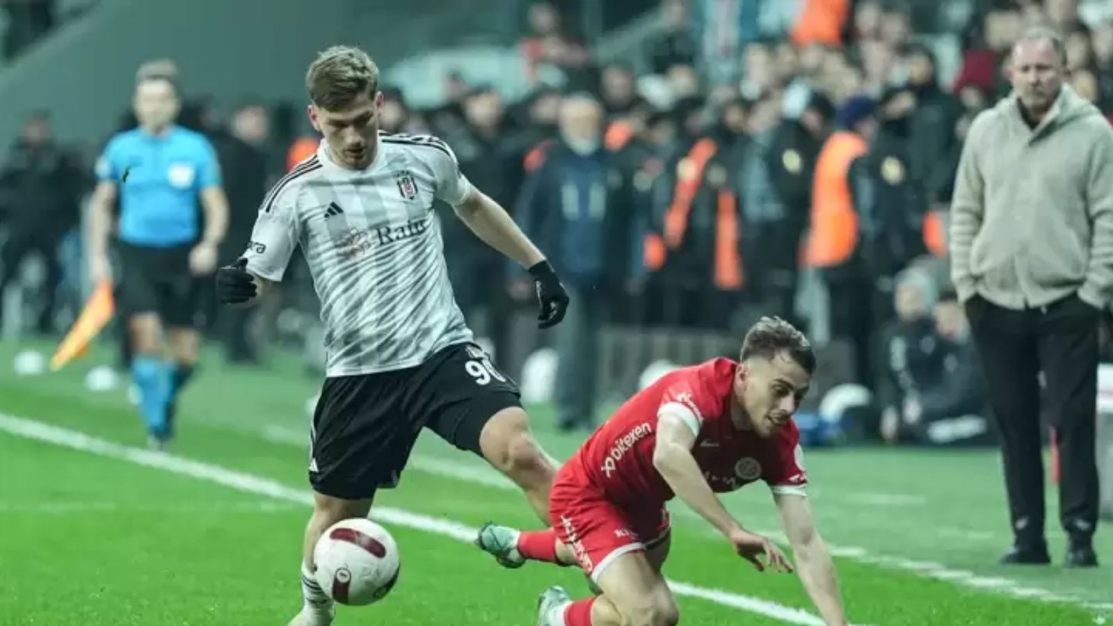 Beşiktaş evinde Sergen Yalçın'a teslim oldu! Antalyaspor, ilk yarıda attığı gollerle güldü Beşiktaş evinde Sergen Yalçın'a teslim oldu! Antalyaspor, ilk yarıda attığı gollerle güldü - 1. Resim