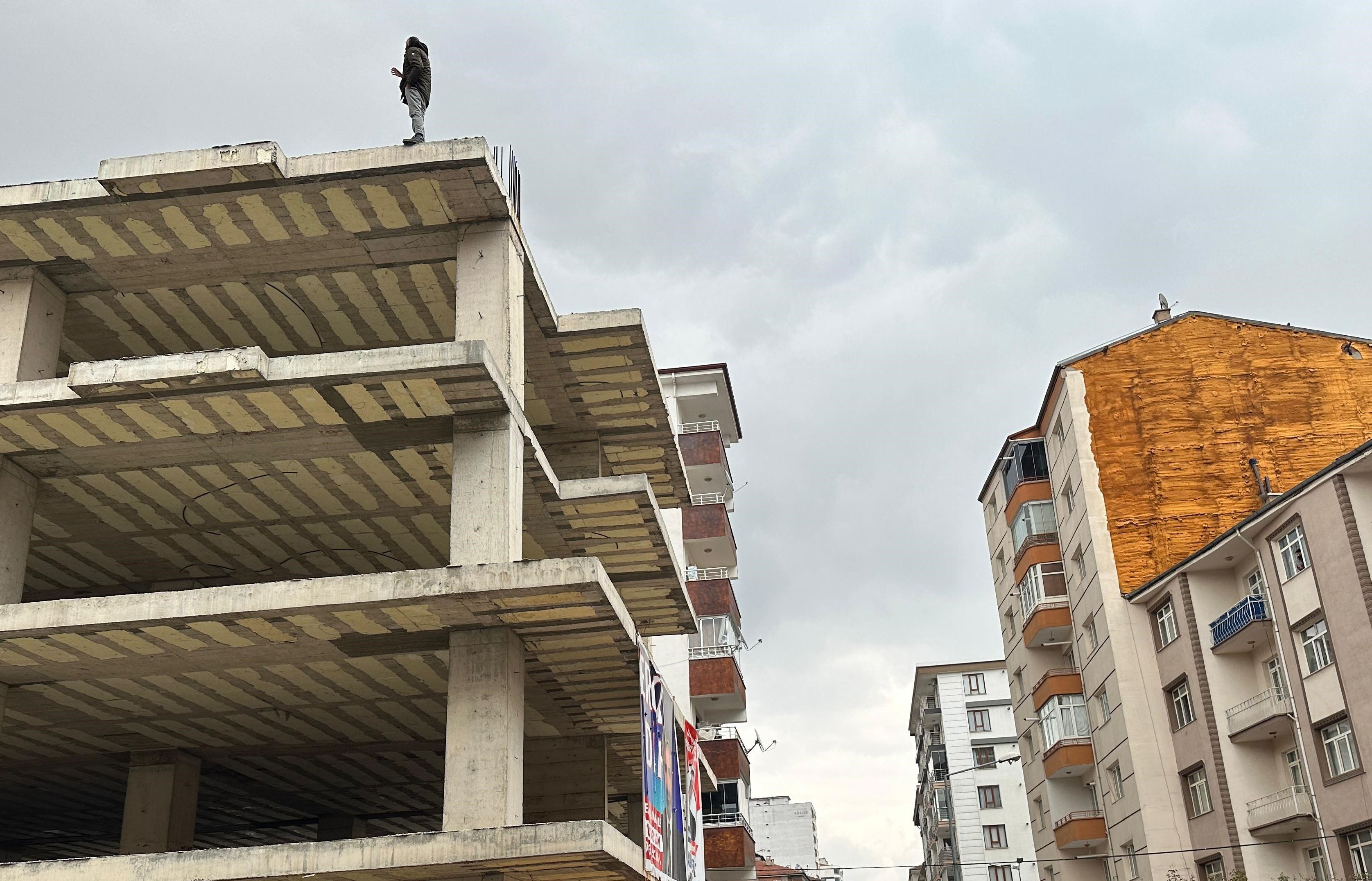 Canına kıymaya kalkan şahsa çocuktan dikkat çeken öğüt: ''Niye atlıyorsun, orada yanacaksın'' - 1. Resim