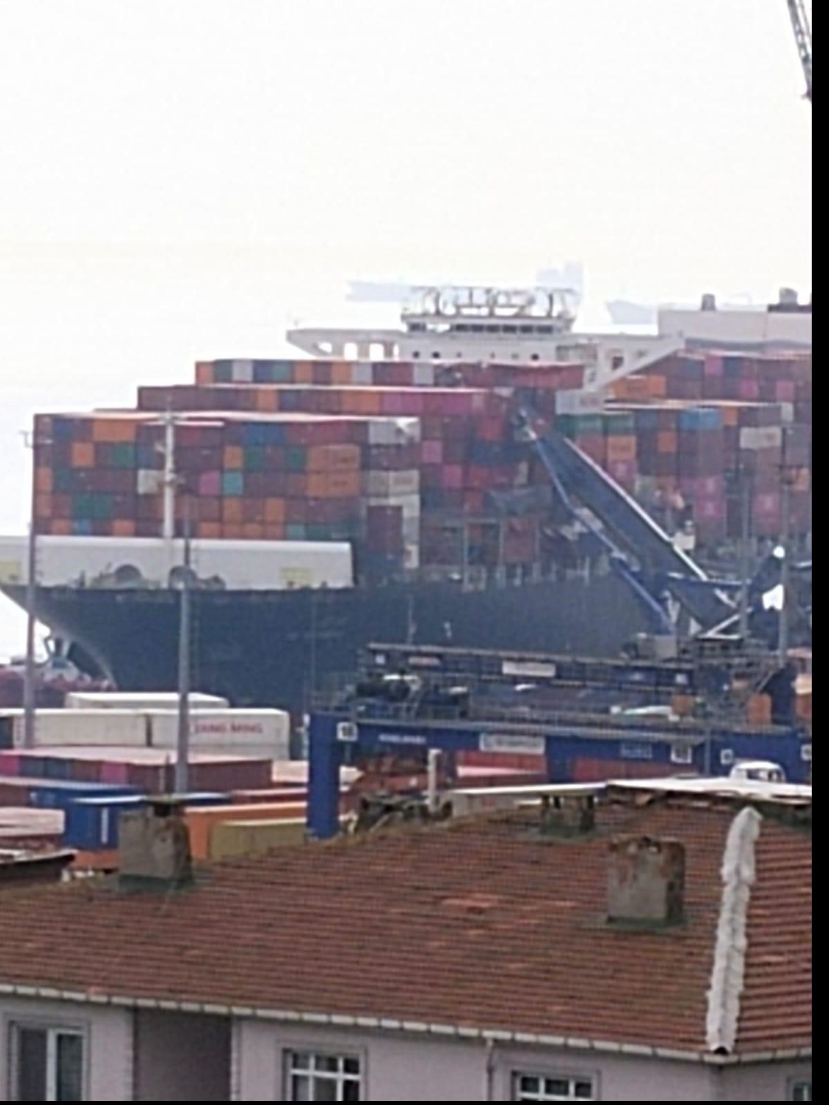 Kocaeli'de uluslararası limanda dehşet anları: Gemi, üç vinci devirdi - 3. Resim