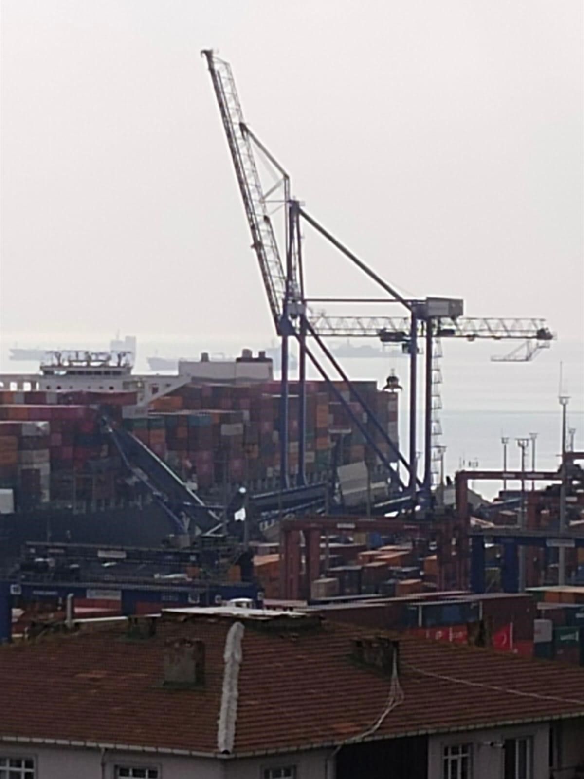 Kocaeli'de uluslararası limanda dehşet anları: Gemi, üç vinci devirdi - 2. Resim