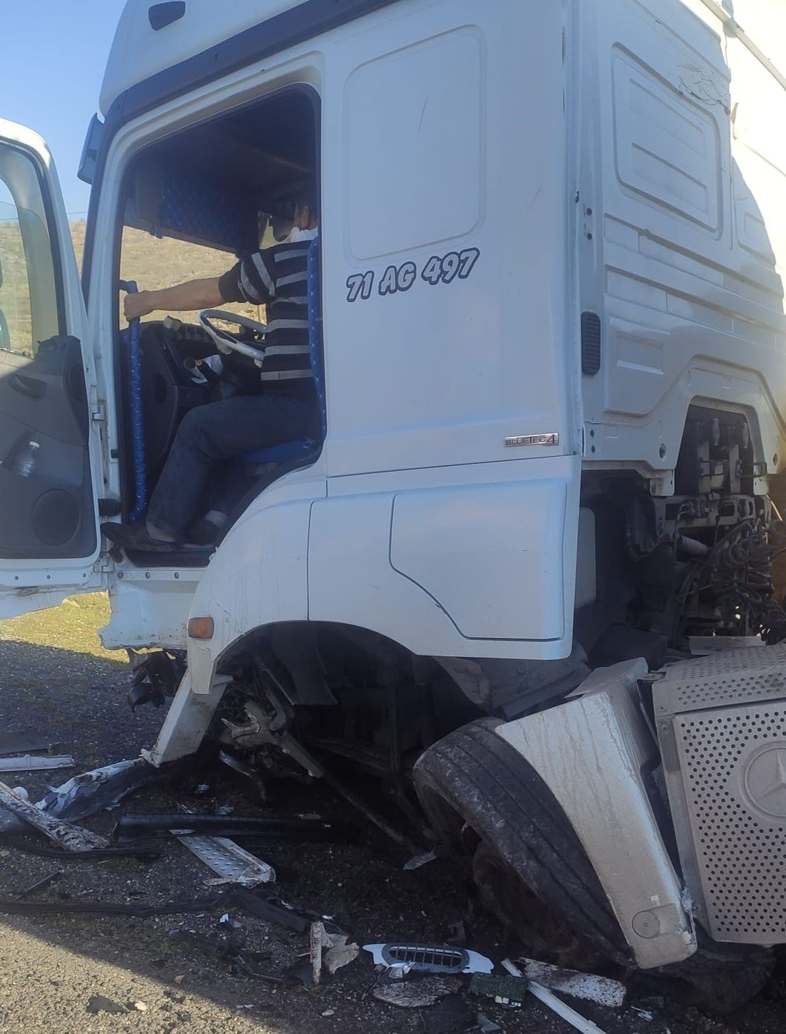 Tanker ile otomobil çarpıştı! Öğretmen hayatını kaybetti - 1. Resim