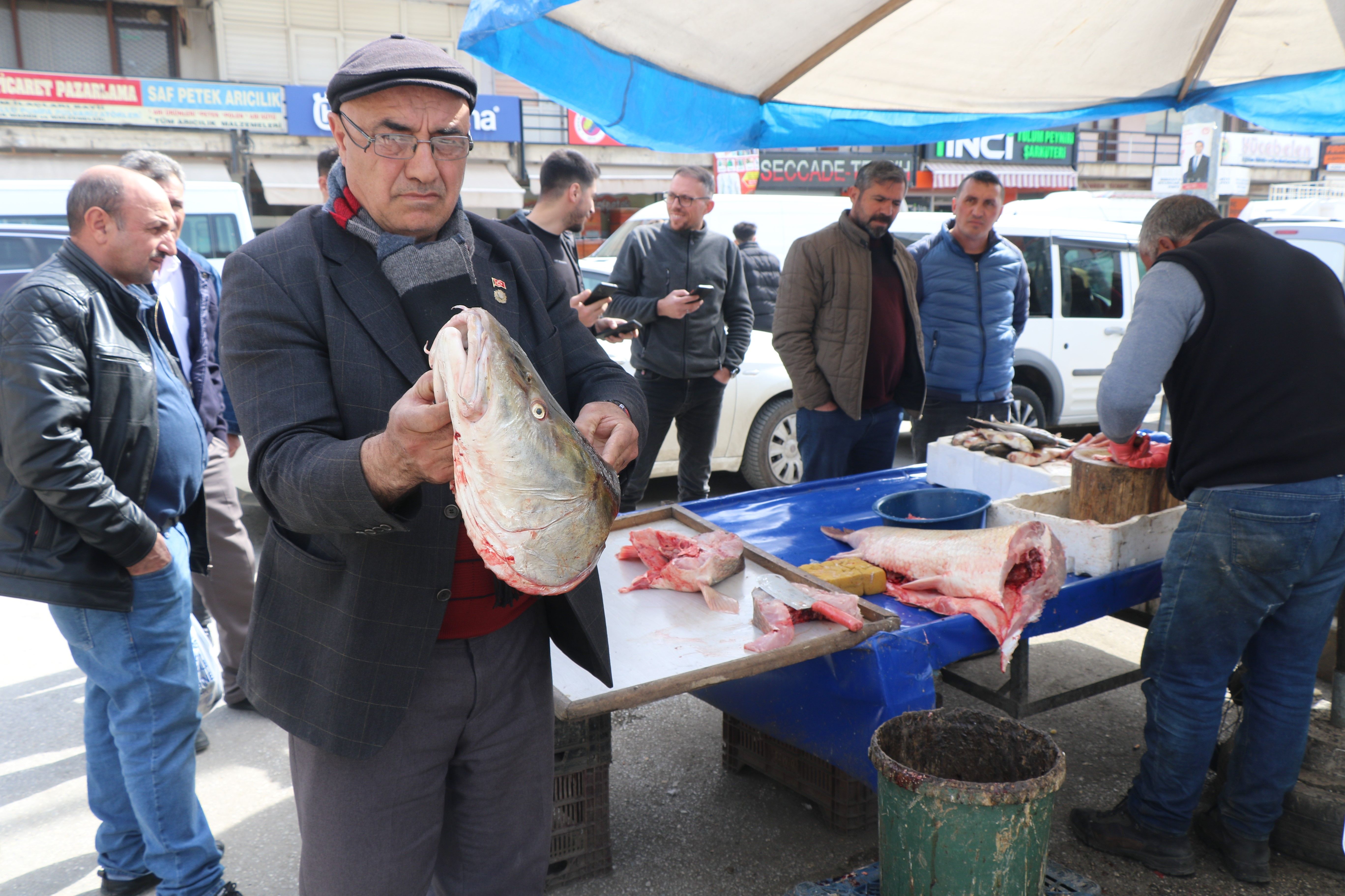 Yer: Erzincan! Tezgahtaki balığı görenler gözlerine inanamadı Yer: Erzincan! Tezgahtaki balığı görenler gözlerine inanamadı - 3. Resim