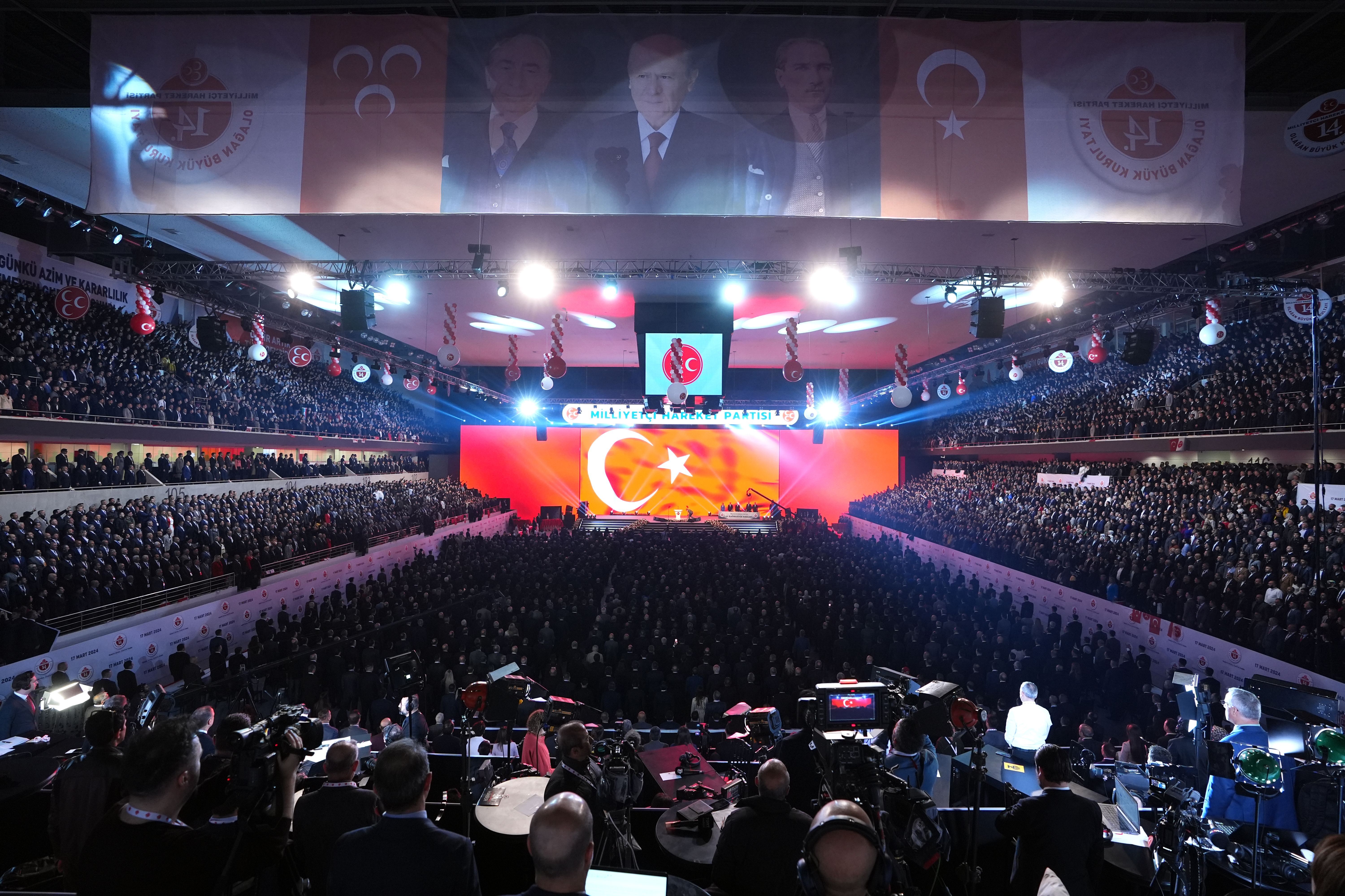 Bahçeli, kurultayda Erdoğan'a seslendi: Ayrılamazsın, kurtarıcı liderimiz olacaksın! - 3. Resim