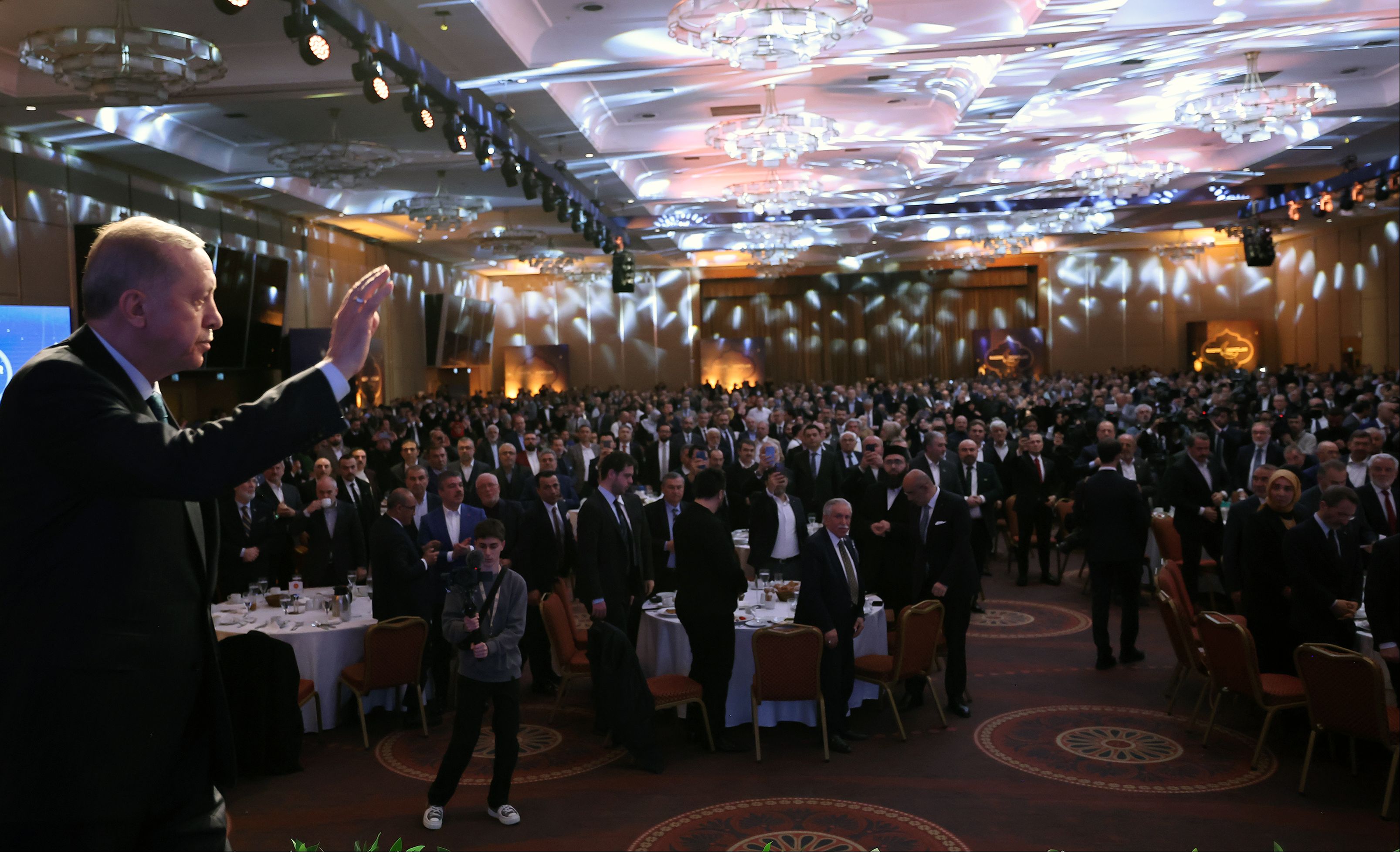 Erdoğan'dan İmamoğlu'na 'israf' tepkisi:  Erdoğan'dan İmamoğlu'na 'israf' eleştirisi: