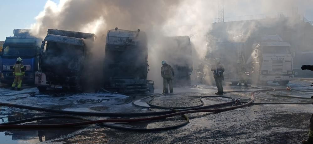 Esenyurt'taki tır garajında yangın çıktı, çok sayıda araç kül oldu - 2. Resim