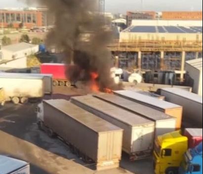 Esenyurt'taki tır garajında yangın çıktı, çok sayıda araç kül oldu - 1. Resim