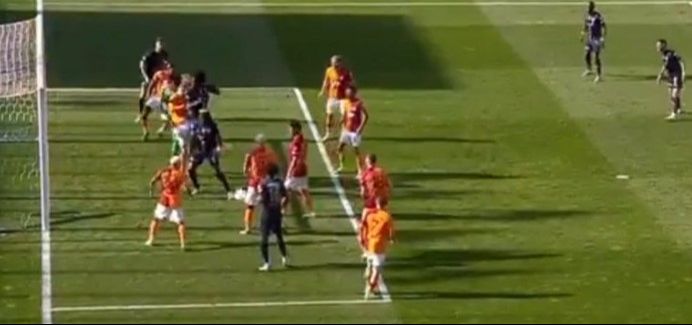 Galatasaray'da Mauro Icardi'nin talihsiz pozisyonu! Kasımpaşa karşısında kendi kalesine gol attı Galatasaray'da Mauro Icardi'nin talihsiz pozisyonu! Kasımpaşa karşısında kendi kalesine gol attı - 2. Resim