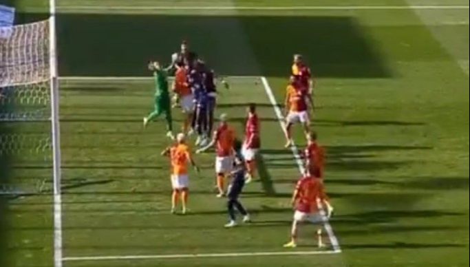 Galatasaray'da Mauro Icardi'nin talihsiz pozisyonu! Kasımpaşa karşısında kendi kalesine gol attı Galatasaray'da Mauro Icardi'nin talihsiz pozisyonu! Kasımpaşa karşısında kendi kalesine gol attı - 1. Resim