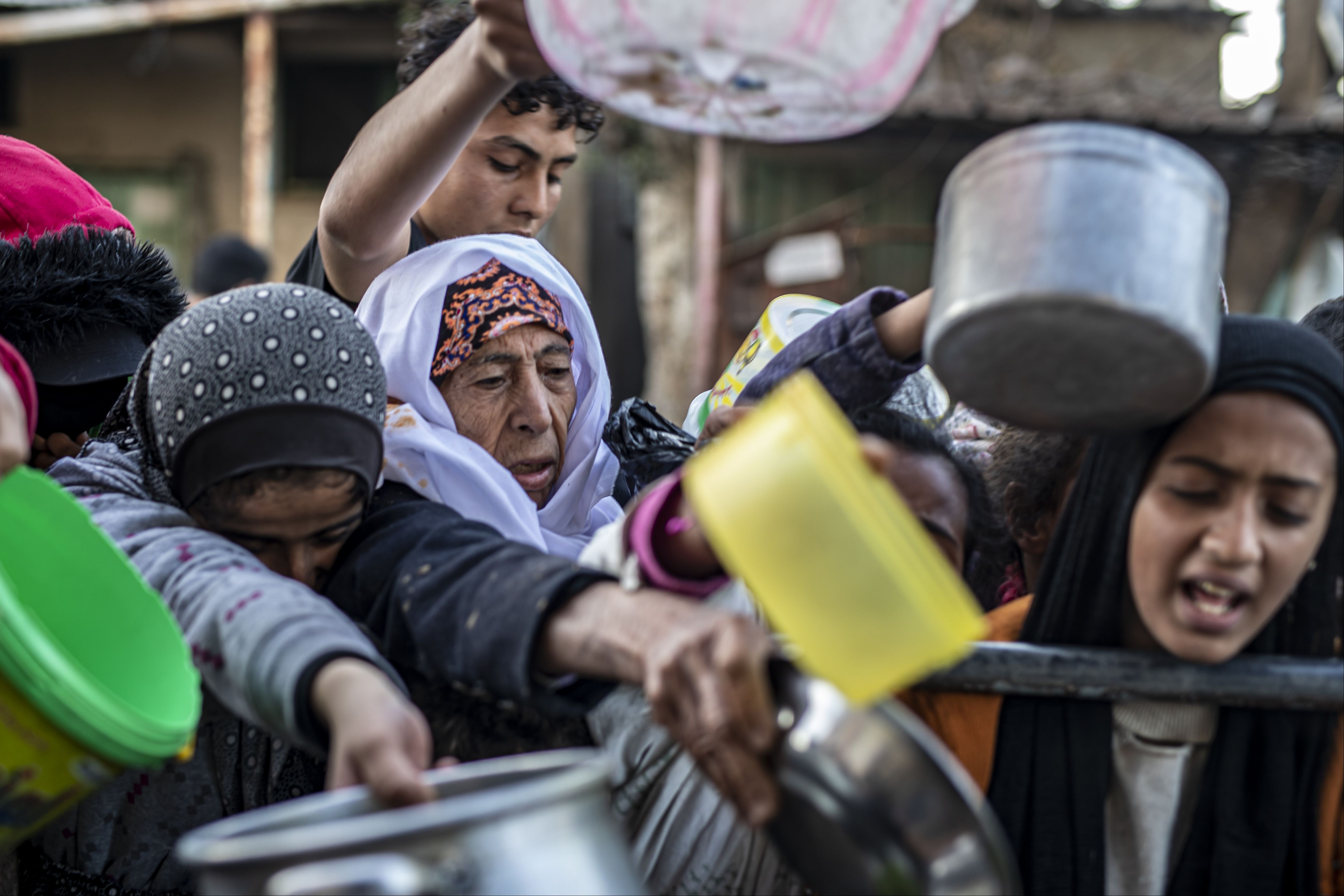 Gazze'de 'açlık her yerde': Yardım almak isteyenler arasında çıkan izdihamda 1 kişi öldü Gazze'de 'açlık her yerde': Yardım almak isteyenler arasında çıkan izdihamda 1 kişi öldü - 1. Resim