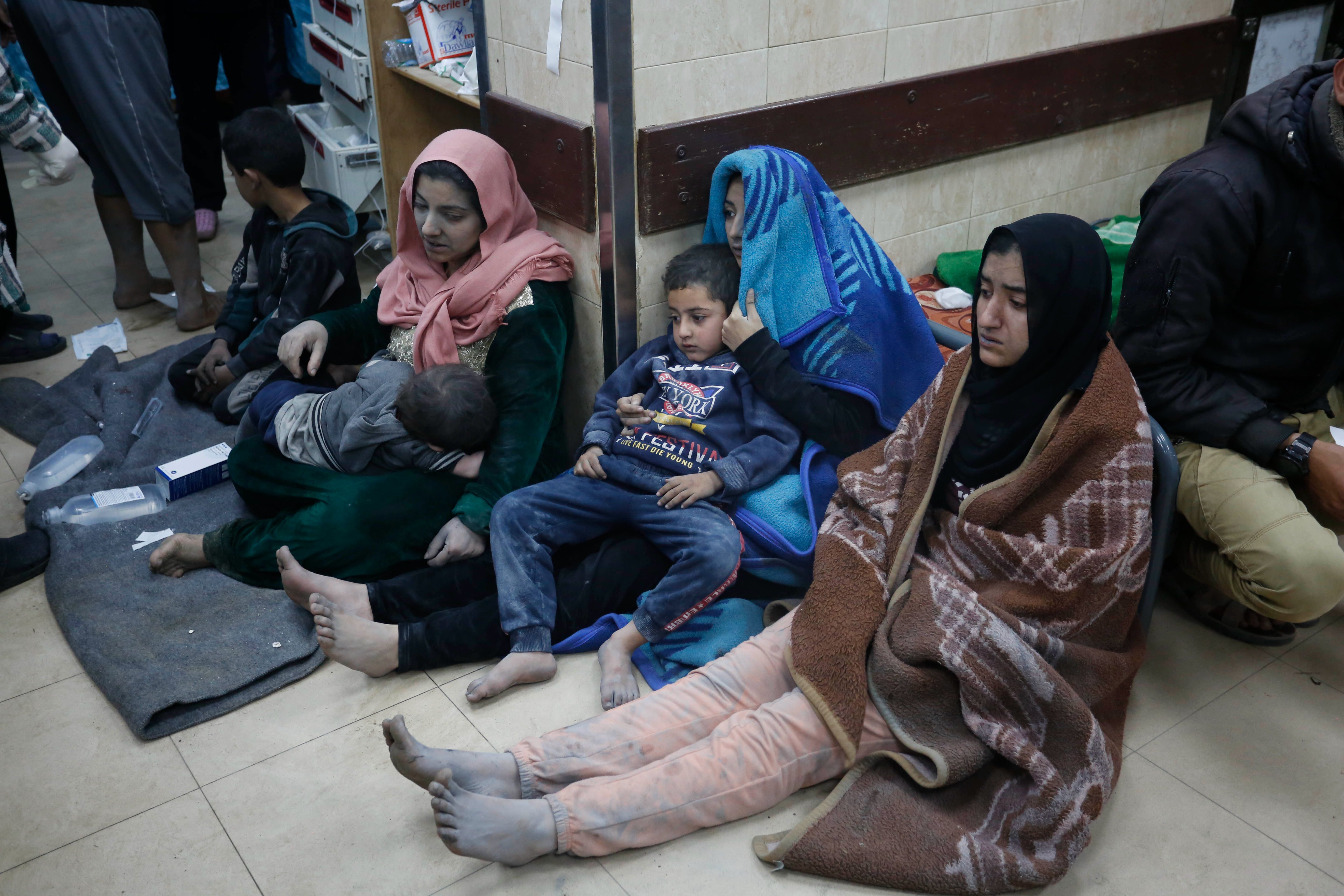 Gazze'de son durum... Katil İsrail bu kez aileyi hedef aldı Gazze'de son durum... Katil İsrail bu kez aileyi hedef aldı - 1. Resim