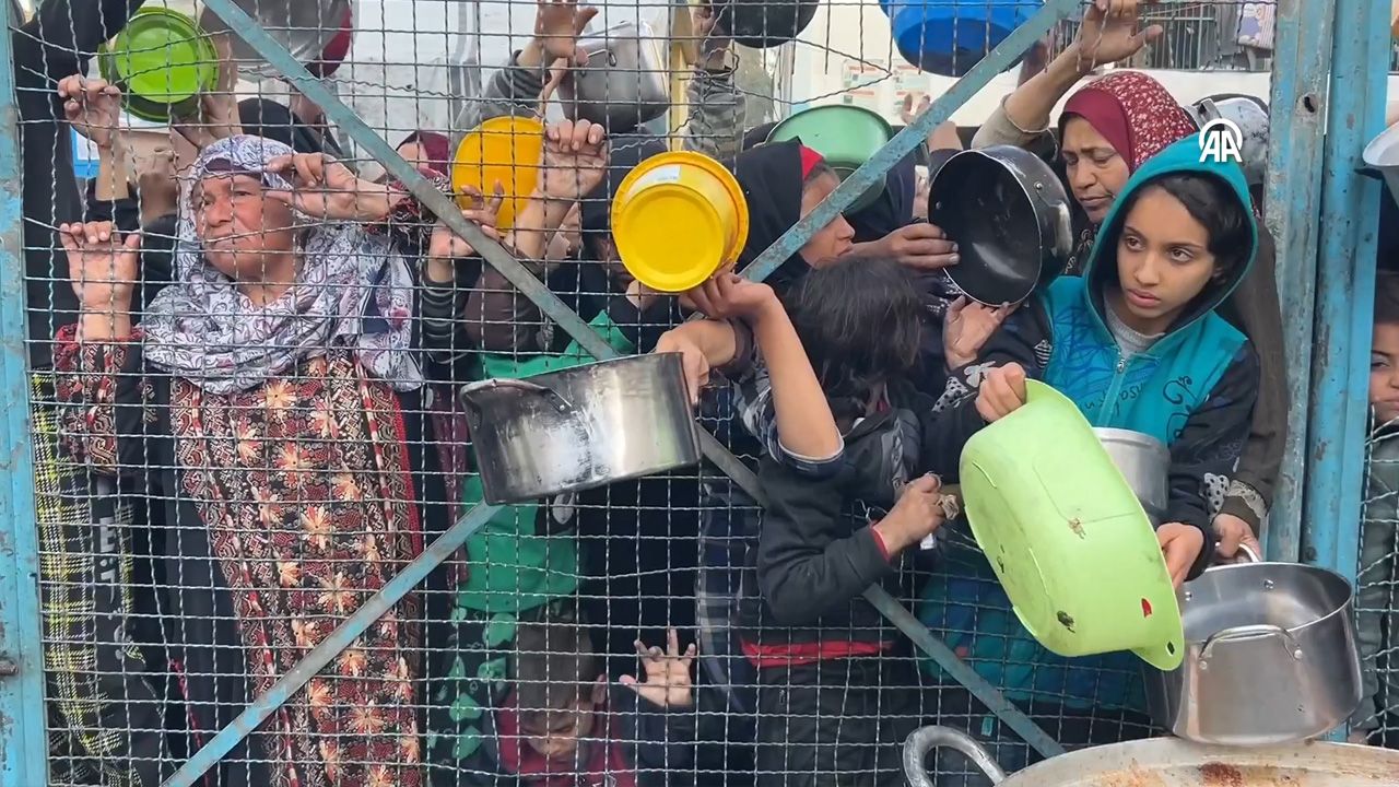 Gazze'de son durum... Katil İsrail bu kez aileyi hedef aldı Gazze'de son durum... Katil İsrail bu kez aileyi hedef aldı - 1. Resim