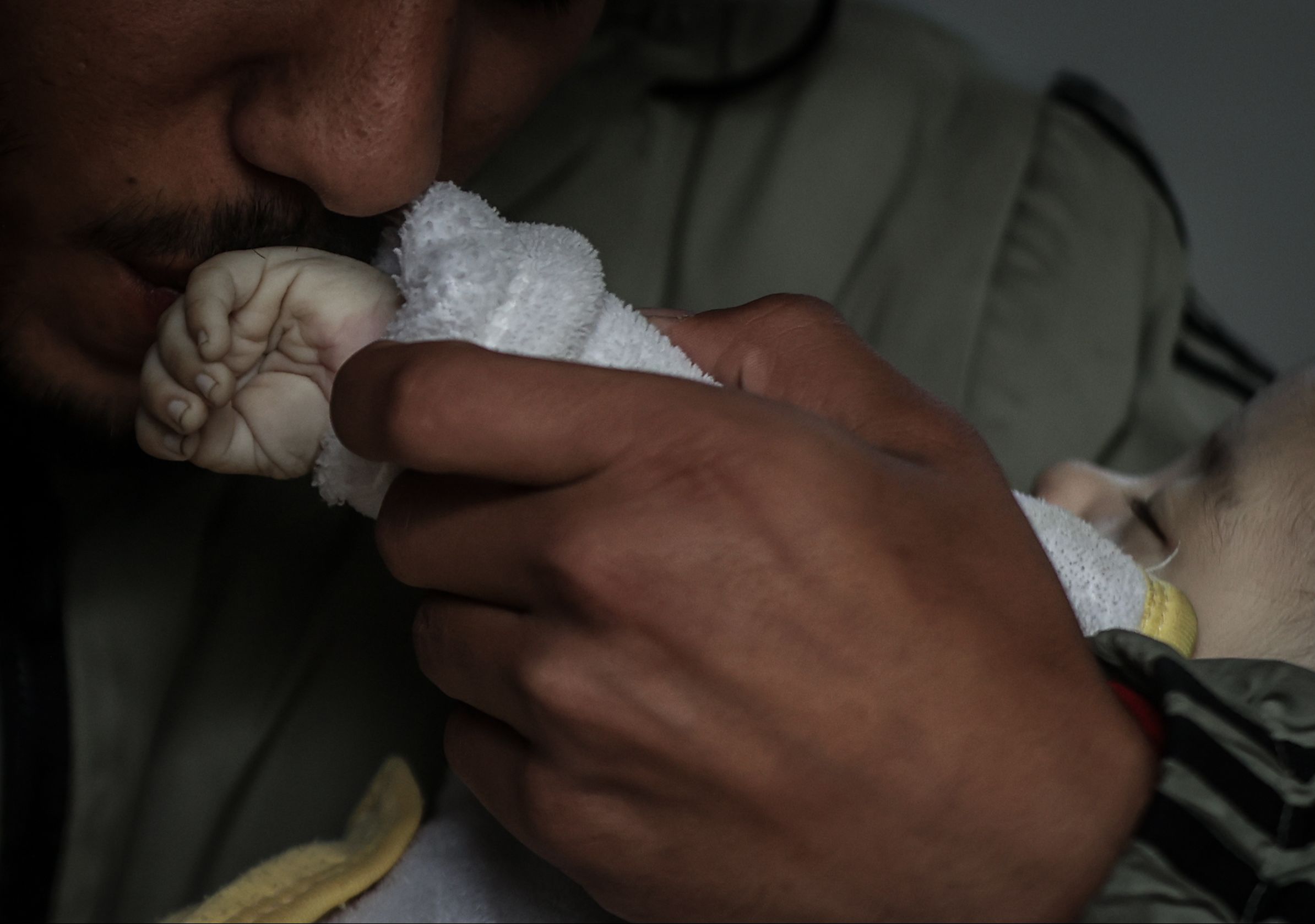 Gazze'de son durum... Katil İsrail bu kez aileyi hedef aldı Gazze'de son durum... Katil İsrail bu kez aileyi hedef aldı - 1. Resim