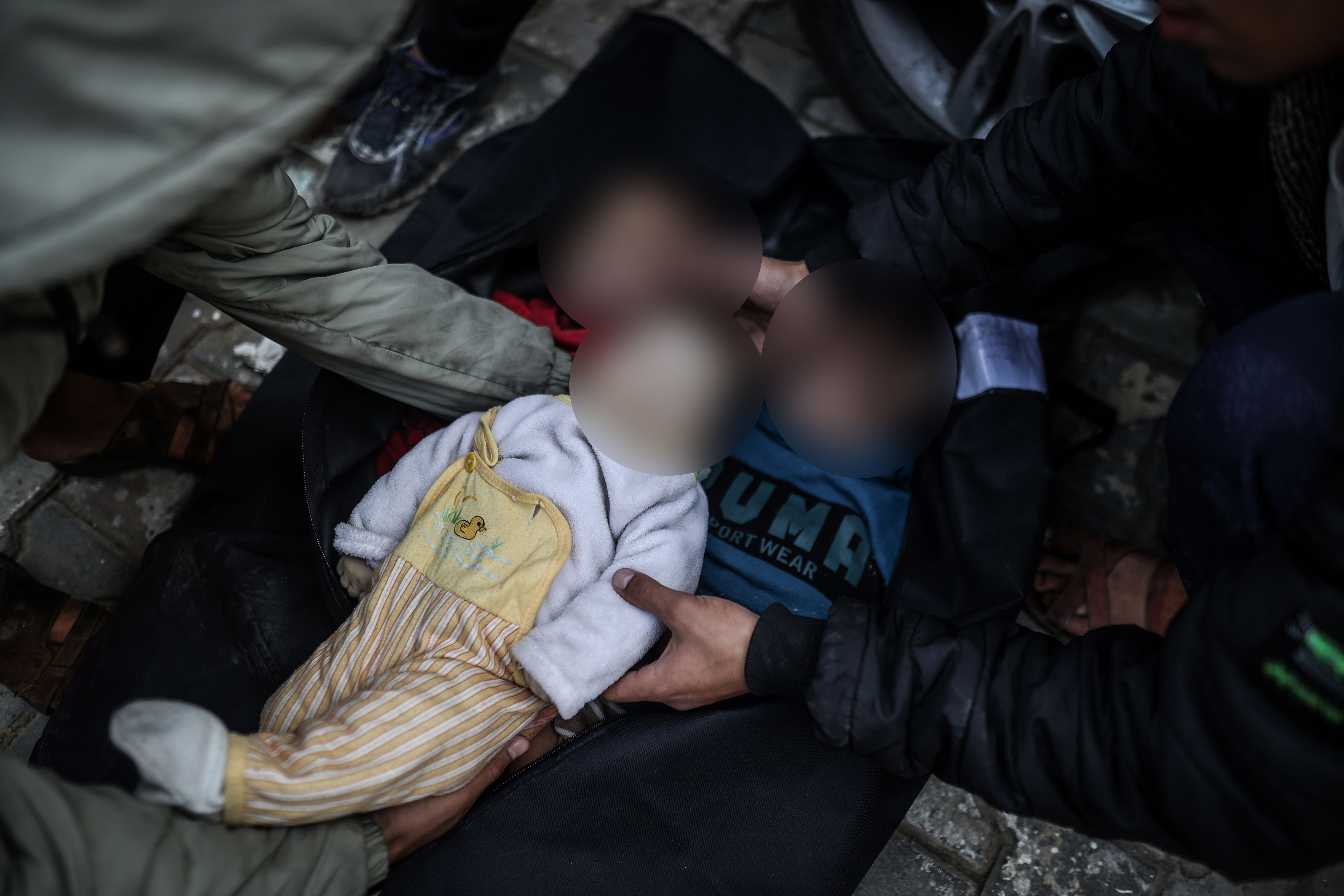 Gazze'de son durum... Katil İsrail bu kez aileyi hedef aldı Gazze'de son durum... Katil İsrail bu kez aileyi hedef aldı - 2. Resim