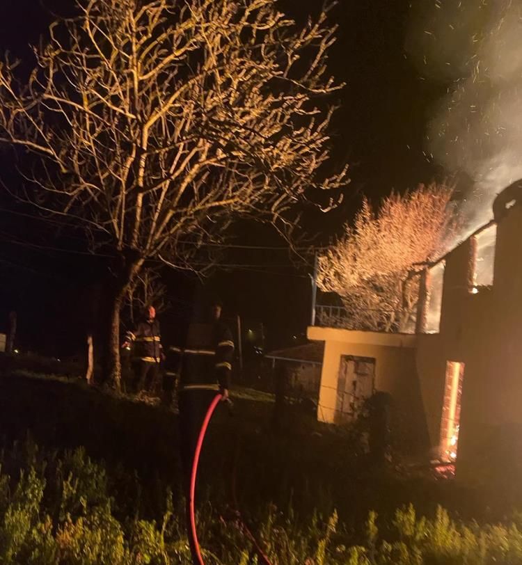 Kastamonu’da sıcak saatler! Şehit annesi evinde çıkan yangında yaralandı - 2. Resim