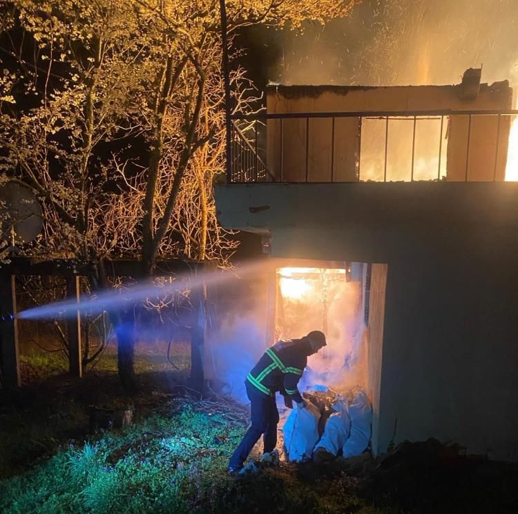 Kastamonu’da sıcak saatler! Şehit annesi evinde çıkan yangında yaralandı - 1. Resim