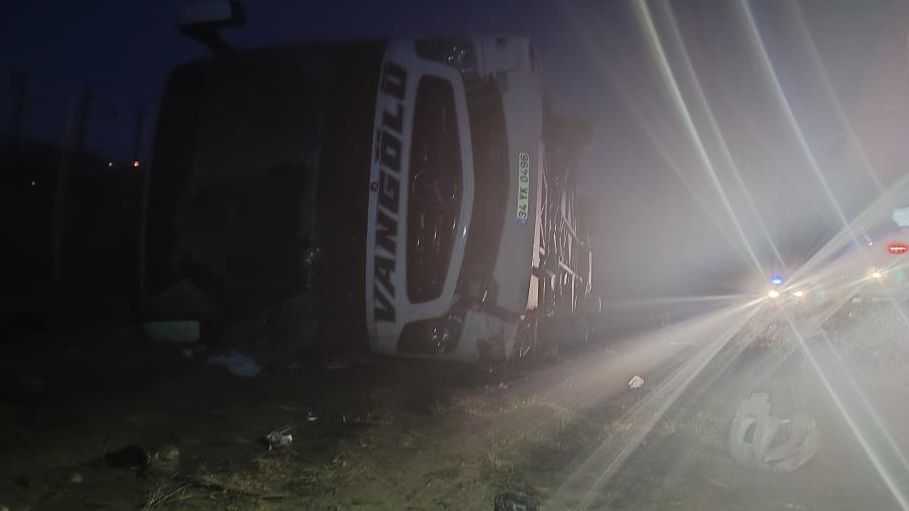 Kırşehir'de can pazarı! Yolcu otobüsü devrildi, çok sayıda yaralı var - 2. Resim