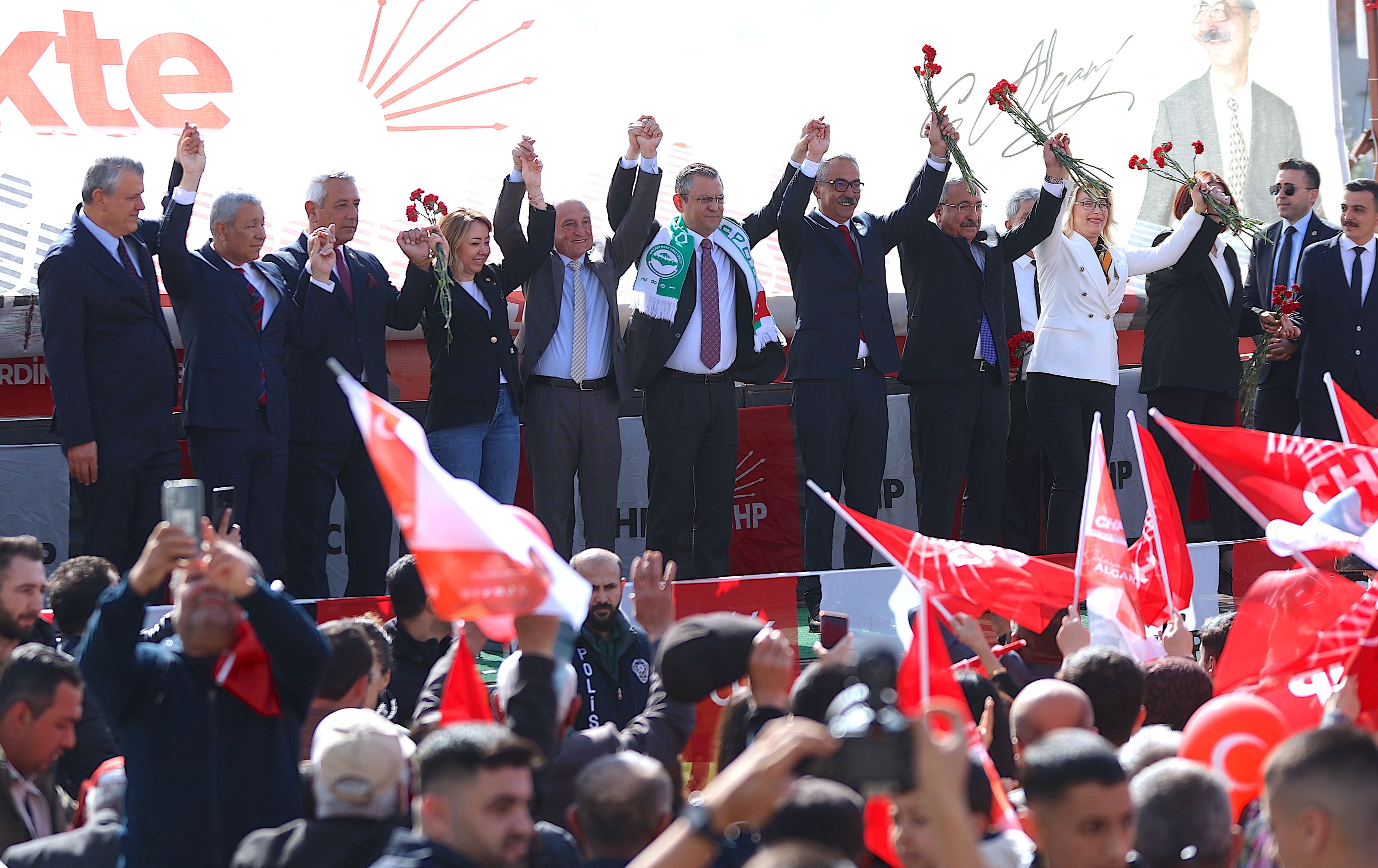 Özgür Özel isim vermedi, saf değiştiren başkanı eleştirdi! 'Adını anıp değer katmayacağım ama...' - 1. Resim