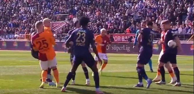 Penaltı mı değil mi? Galatasaray-Kasımpaşa maçına damga vuran o pozisyon - 1. Resim