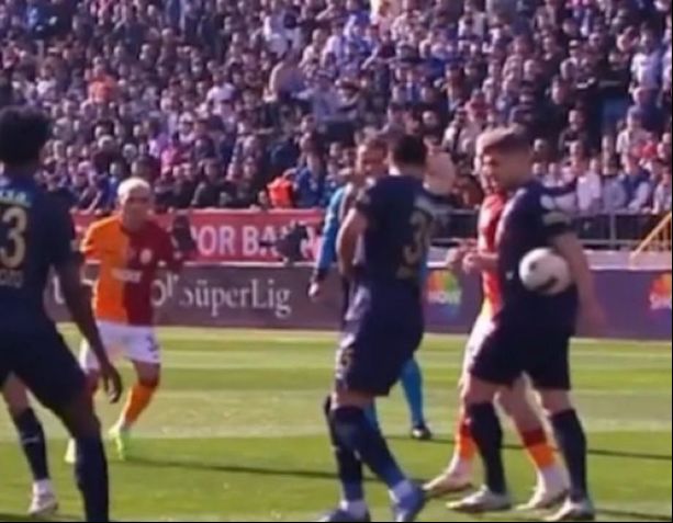 Penaltı mı değil mi? Galatasaray-Kasımpaşa maçına damga vuran o pozisyon - 2. Resim