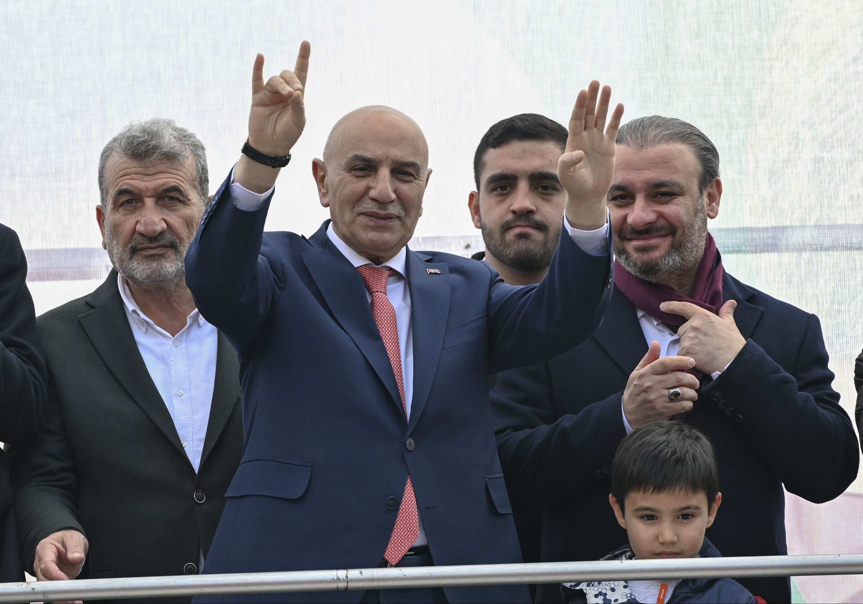 Turgut Altınok'tan Mansur Yavaş'a: Ankara'da gören yok, Londra'nın sokaklarında gören çok - 1. Resim