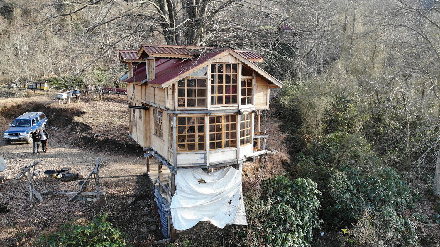 150 yıllık ağacın g&ouml;vdesine 2+1 ev yaptı, i&ccedil;ini g&ouml;renler hayran kaldı! - 6. Resim