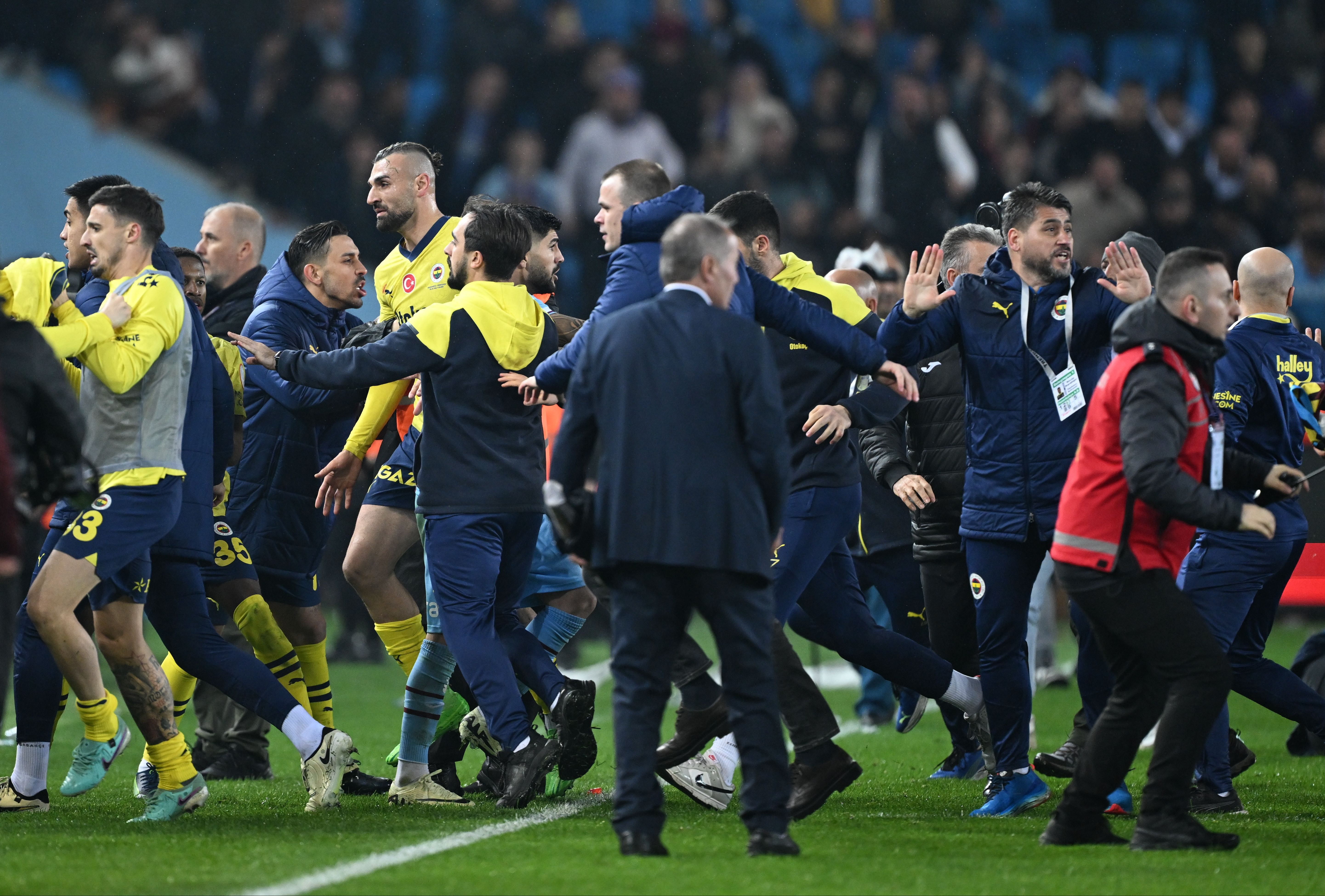 Bakan Ali Yerlikaya açıkladı: Trabzonspor - Fenerbahçe maçı sonrası 12 kişi gözaltına alındı - 2. Resim