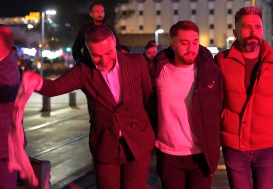 Başkan adayı halaya girdi, makam aracı cayır cayır yandı! Başkan adayı halaya tutuştu, makam aracı cayır cayır yandı - 1. Resim