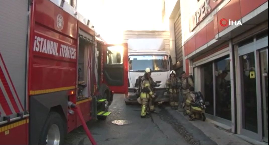 Bayrampaşa'da sıcak saatler! 3 katlı bina yandı, 19 kişi mahsur kaldı - 2. Resim