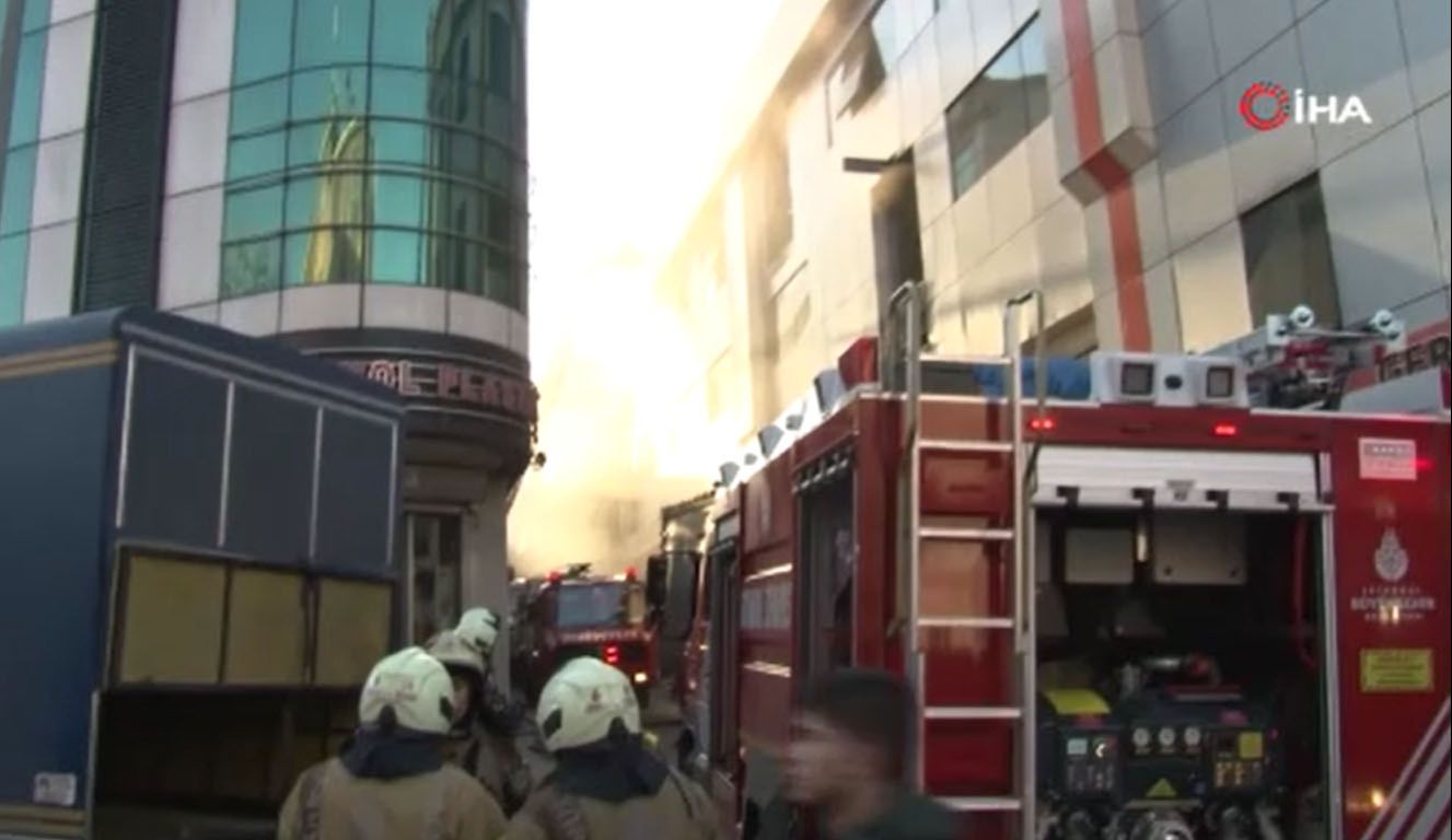 Bayrampaşa'da sıcak saatler! 3 katlı bina yandı, 19 kişi mahsur kaldı - 1. Resim