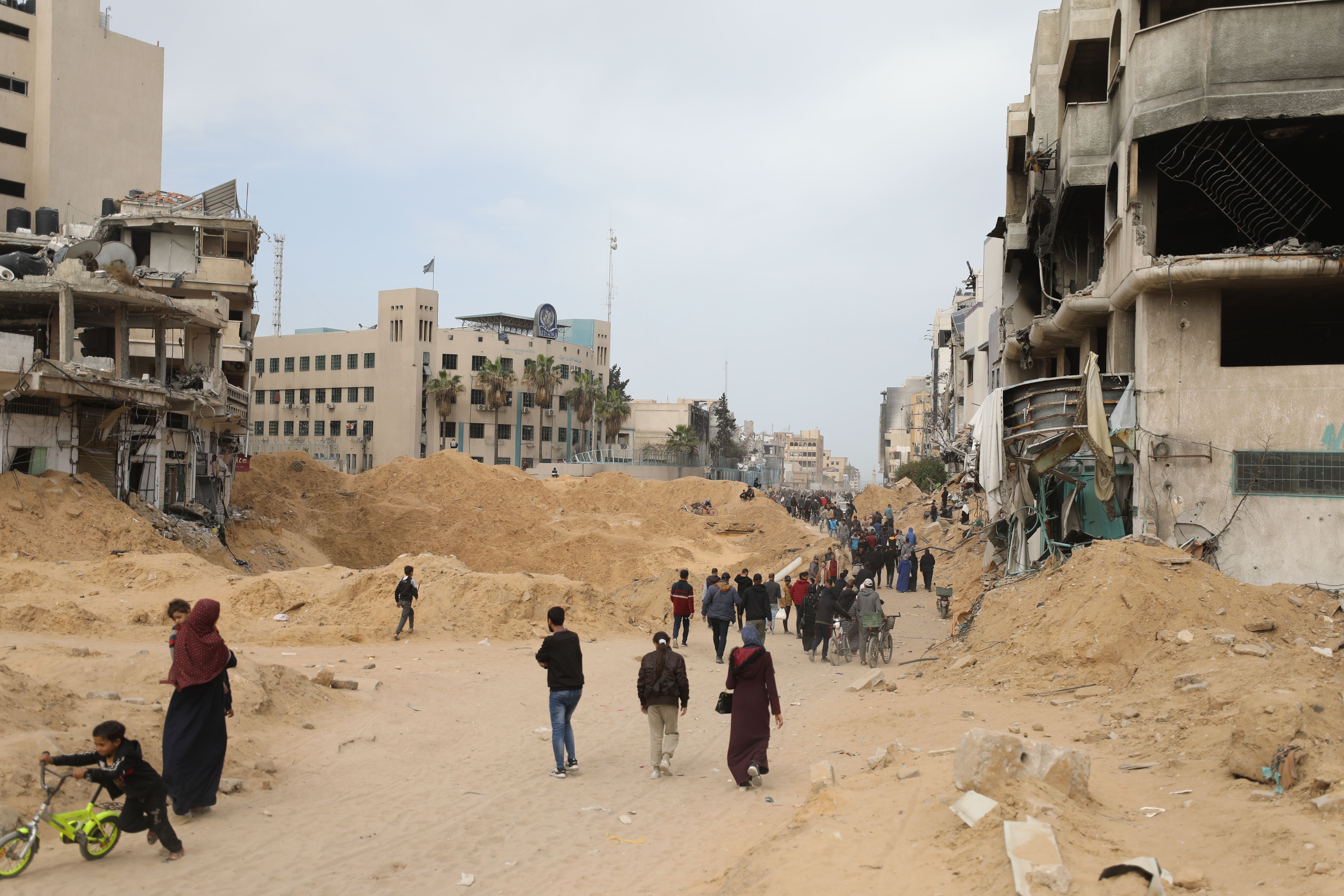 Gazze'de son durum... Katil İsrail bu kez aileyi hedef aldı Gazze'de son durum... Katil İsrail bu kez aileyi hedef aldı - 1. Resim