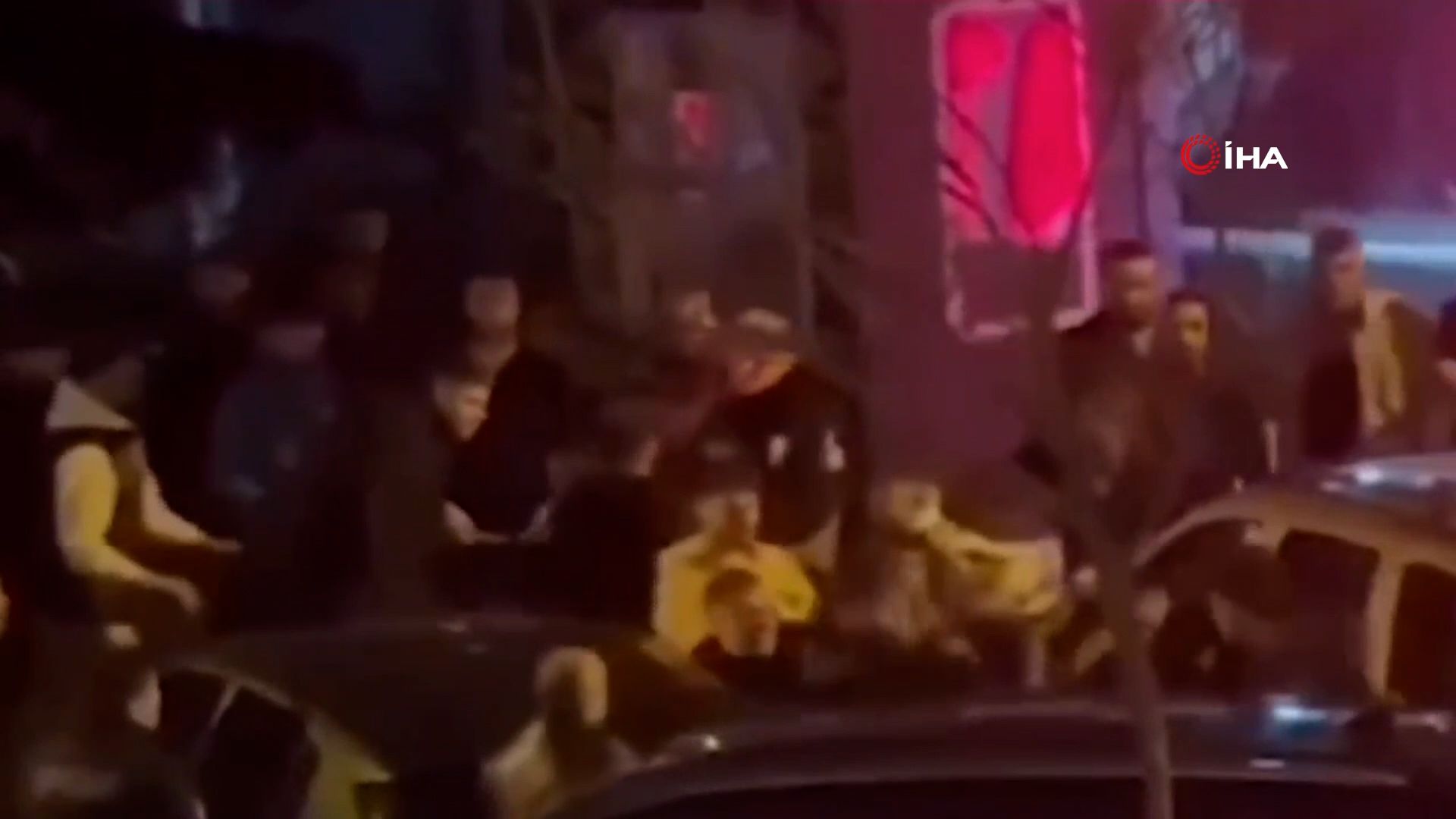 Kafede başladı, caddeye taştı! Kavgayı kimse ayıramadı, o anlar kamerada - 1. Resim