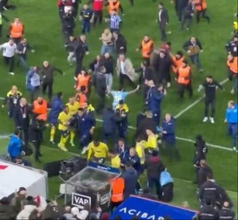 Kara gecede Eren Elmalı'dan alkışlanacak hareket! Trabzonspor-Fenerbahçe maçına damgasını vurdu Kara gecede Eren Elmalı'dan alkışlanacak hareket! Trabzonspor-Fenerbahçe maçına damgasını vurdu - 3. Resim