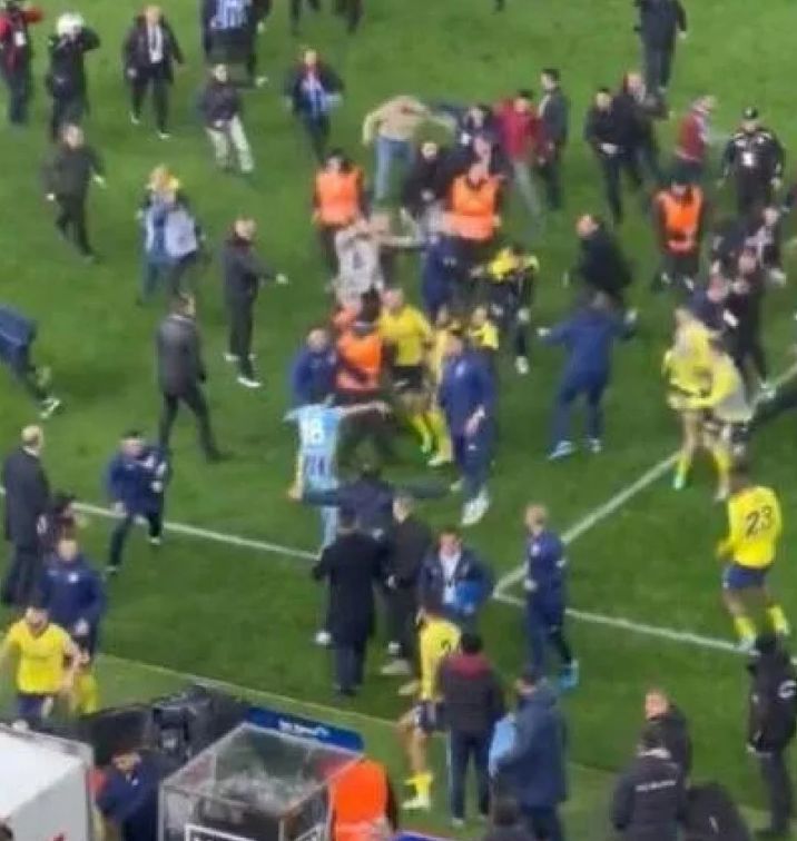 Kara gecede Eren Elmalı'dan alkışlanacak hareket! Trabzonspor-Fenerbahçe maçına damgasını vurdu Kara gecede Eren Elmalı'dan alkışlanacak hareket! Trabzonspor-Fenerbahçe maçına damgasını vurdu - 2. Resim