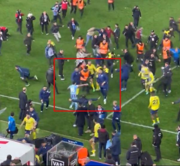 Kara gecede Eren Elmalı'dan alkışlanacak hareket! Trabzonspor-Fenerbahçe maçına damgasını vurdu Kara gecede Eren Elmalı'dan alkışlanacak hareket! Trabzonspor-Fenerbahçe maçına damgasını vurdu - 1. Resim