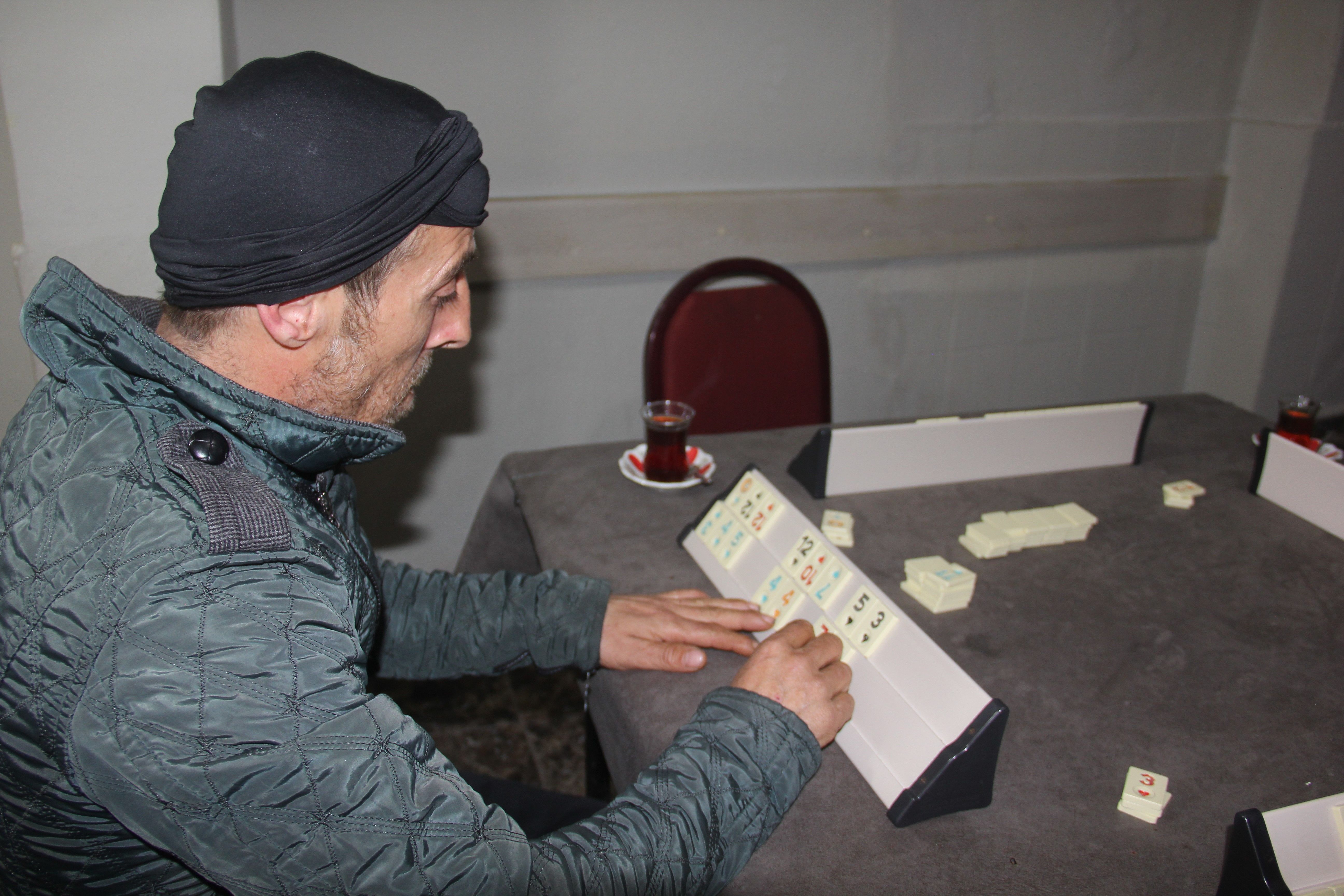 Okeye üç kişi aranıyor! Dört kişilik oyunu tek başına oynayan vatandaşın o anları kamerada - 2. Resim