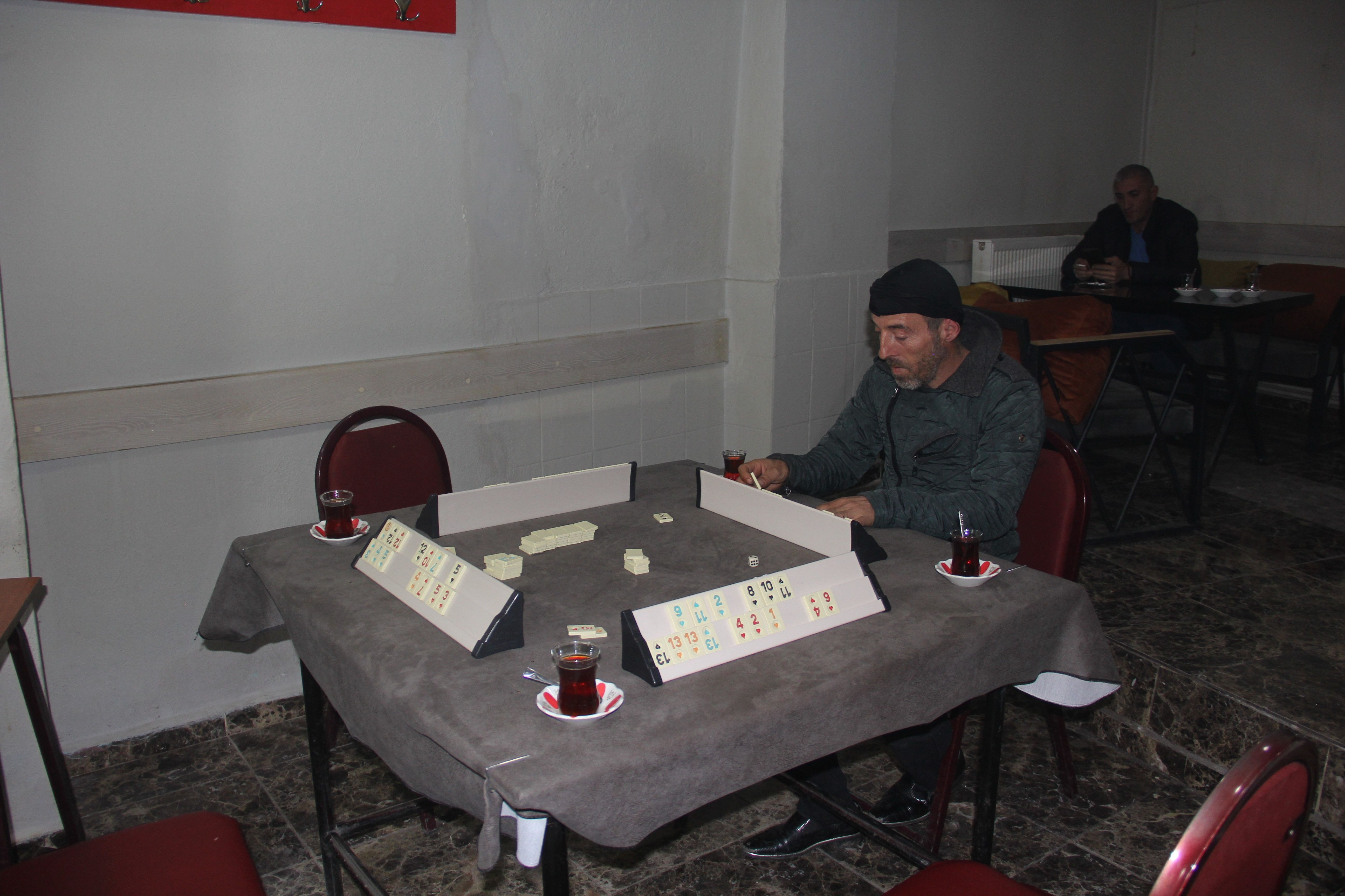 Okeye üç kişi aranıyor! Dört kişilik oyunu tek başına oynayan vatandaşın o anları kamerada - 1. Resim