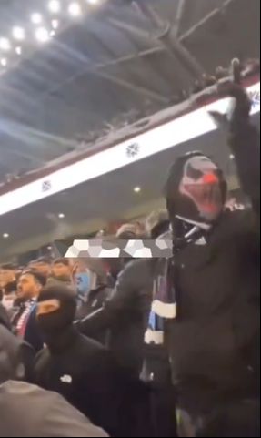 Olaylı Trabzonspor-Fenerbahçe maçına damga vuran maskeli taraftarın tribün görüntüsü ortaya çıktı Olaylı Trabzonspor-Fenerbahçe maçına damga vuran maskeli taraftarın tribün görüntüsü ortaya çıktı - 3. Resim
