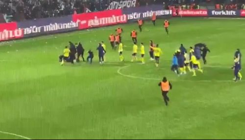 Olaylı Trabzonspor-Fenerbahçe maçına damga vuran maskeli taraftarın tribün görüntüsü ortaya çıktı Olaylı Trabzonspor-Fenerbahçe maçına damga vuran maskeli taraftarın tribün görüntüsü ortaya çıktı - 2. Resim