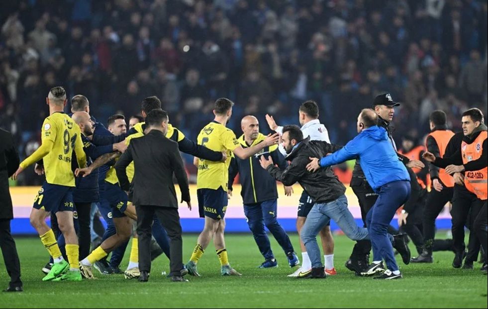 Olaylı Trabzonspor-Fenerbahçe maçının bilançosu ağır! Kim kaç maç ceza alacak? - 2. Resim