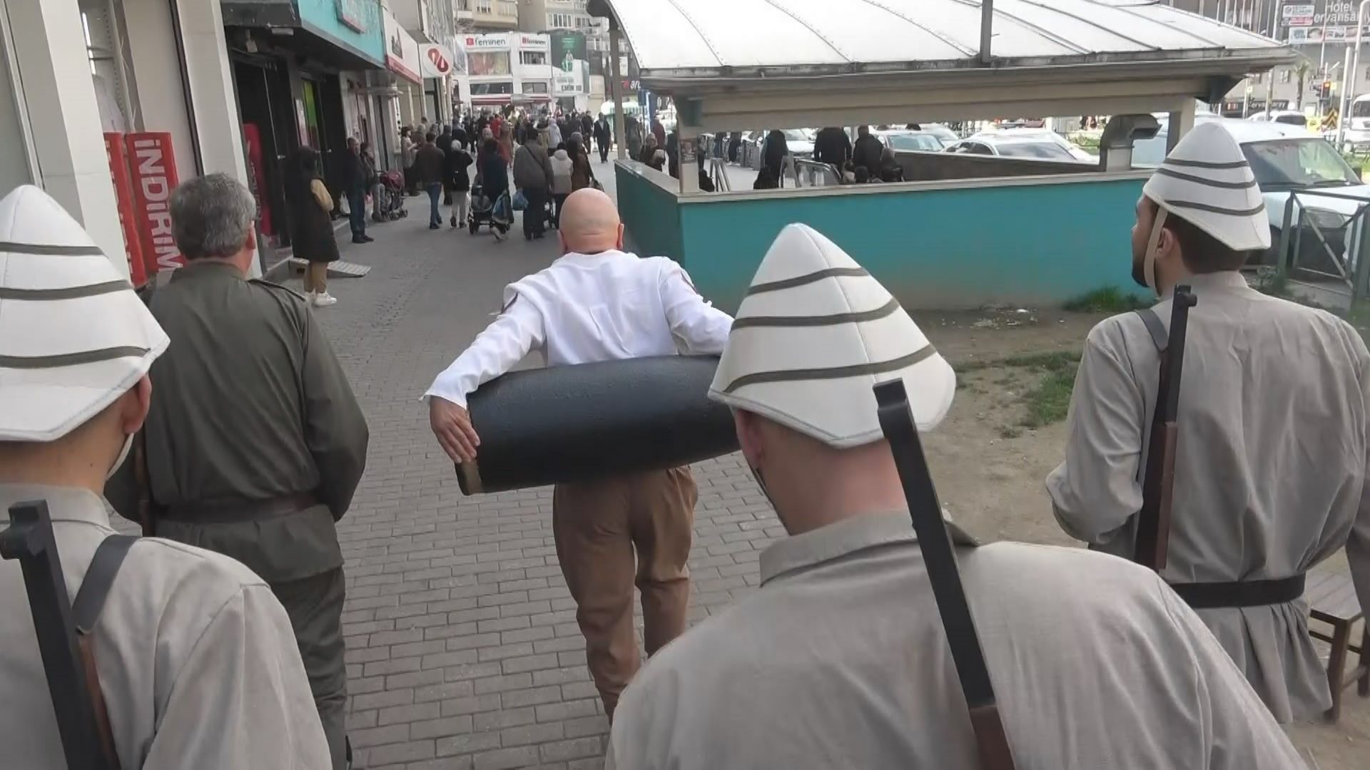 Seyit Onbaşı top mermisi ile metroya bindi vatandaşlar duygulandı! Çanakkale'yi unutturmadılar Seyit Onbaşı top mermisi ile metroya bindi vatandaşlar duygulandı! Çanakkale'yi unutturmadılar - 1. Resim