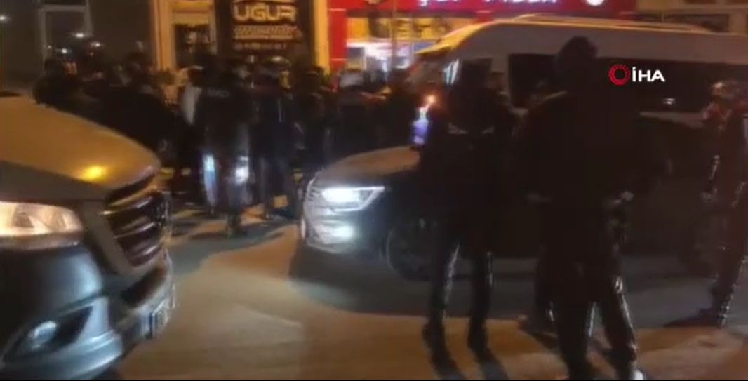 Siirt'te gece yarısı ortalık savaş alanına döndü! Polis biber gazı ile müdahale etti, gözaltılar var - 2. Resim