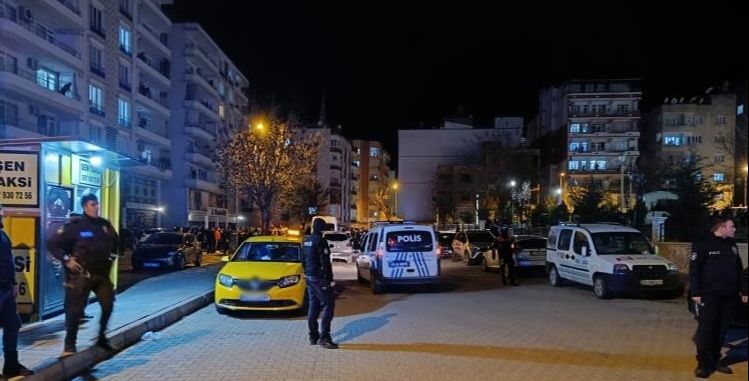 Siirt'te gece yarısı ortalık savaş alanına döndü! Polis biber gazı ile müdahale etti, gözaltılar var - 1. Resim