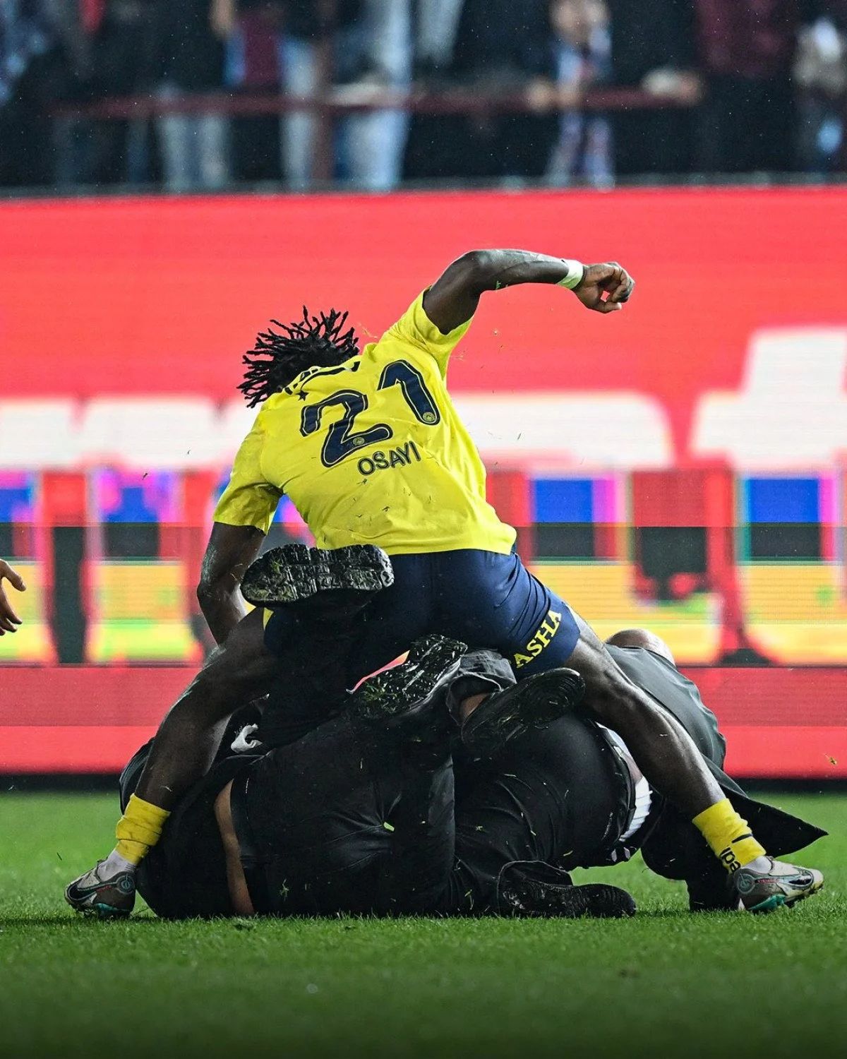 Trabzon'da saldırıya uğrayan Fenerbahçe kafilesi İstanbul'a döndü - 5. Resim