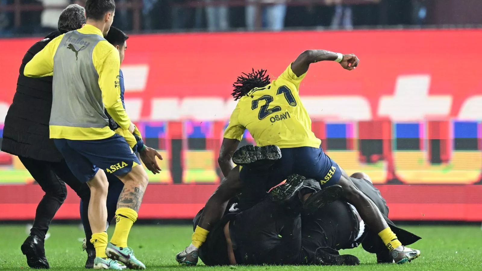 Trabzon’da yine bir Fenerbahçe maçı ve yine olaylar…Utanç verici - 1. Resim