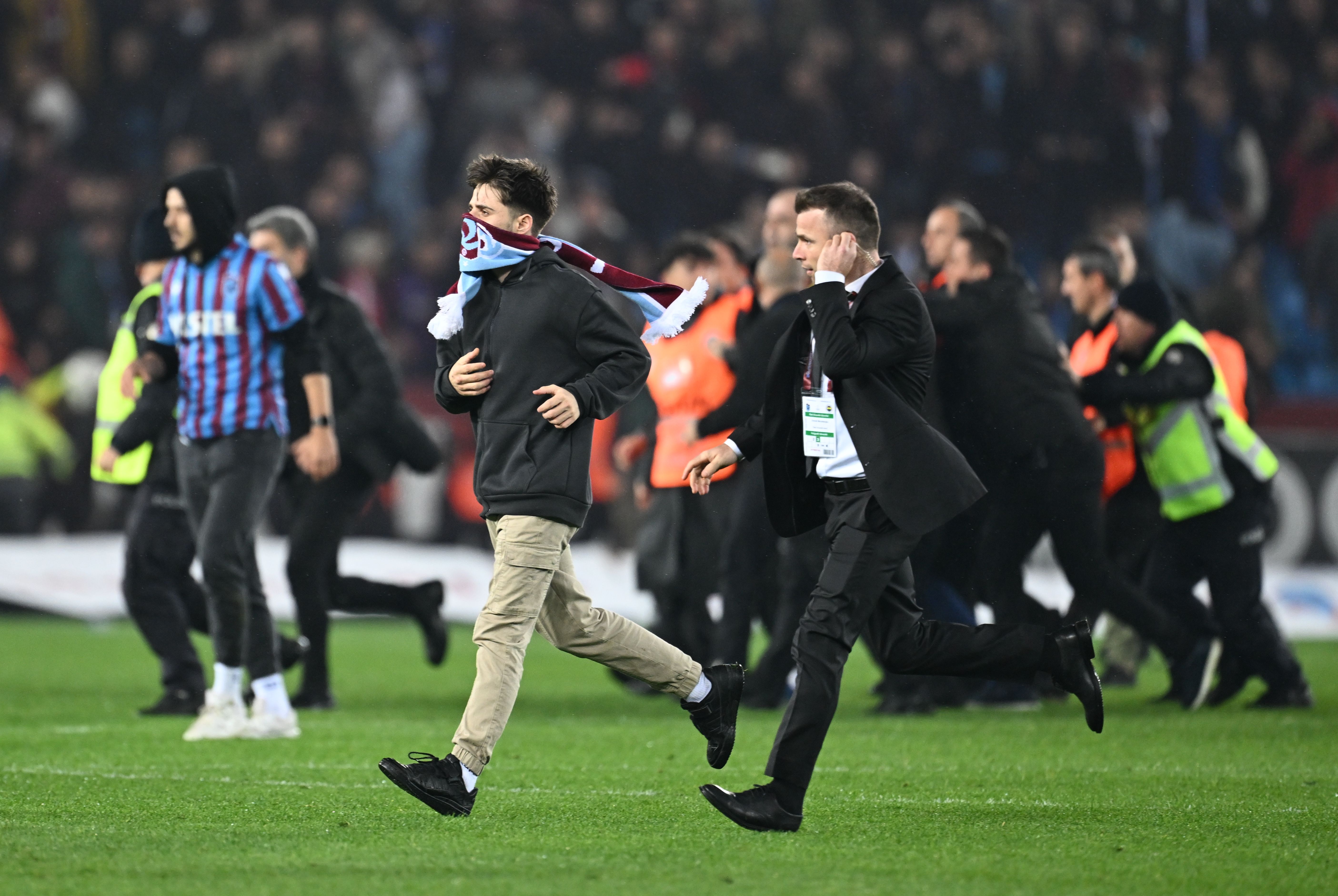 Trabzon’da yine bir Fenerbahçe maçı ve yine olaylar…Utanç verici - 4. Resim