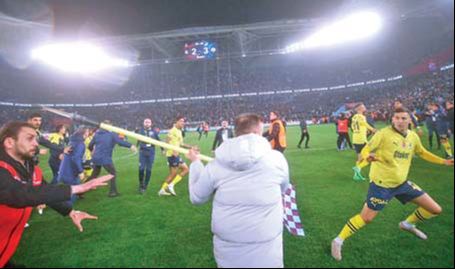 Trabzon’da yine bir Fenerbahçe maçı ve yine olaylar…Utanç verici - 3. Resim