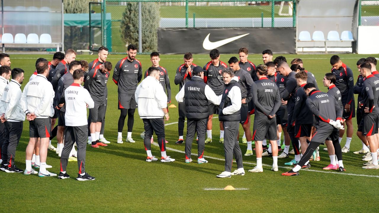 A Milli Takım, Riva'da toplandı! 4 futbolcu ilk defa kadroya çağrıldı A Milli Takım, Riva'da toplandı! 4 futbolcu ilk defa kadroya çağrıldı - 1. Resim