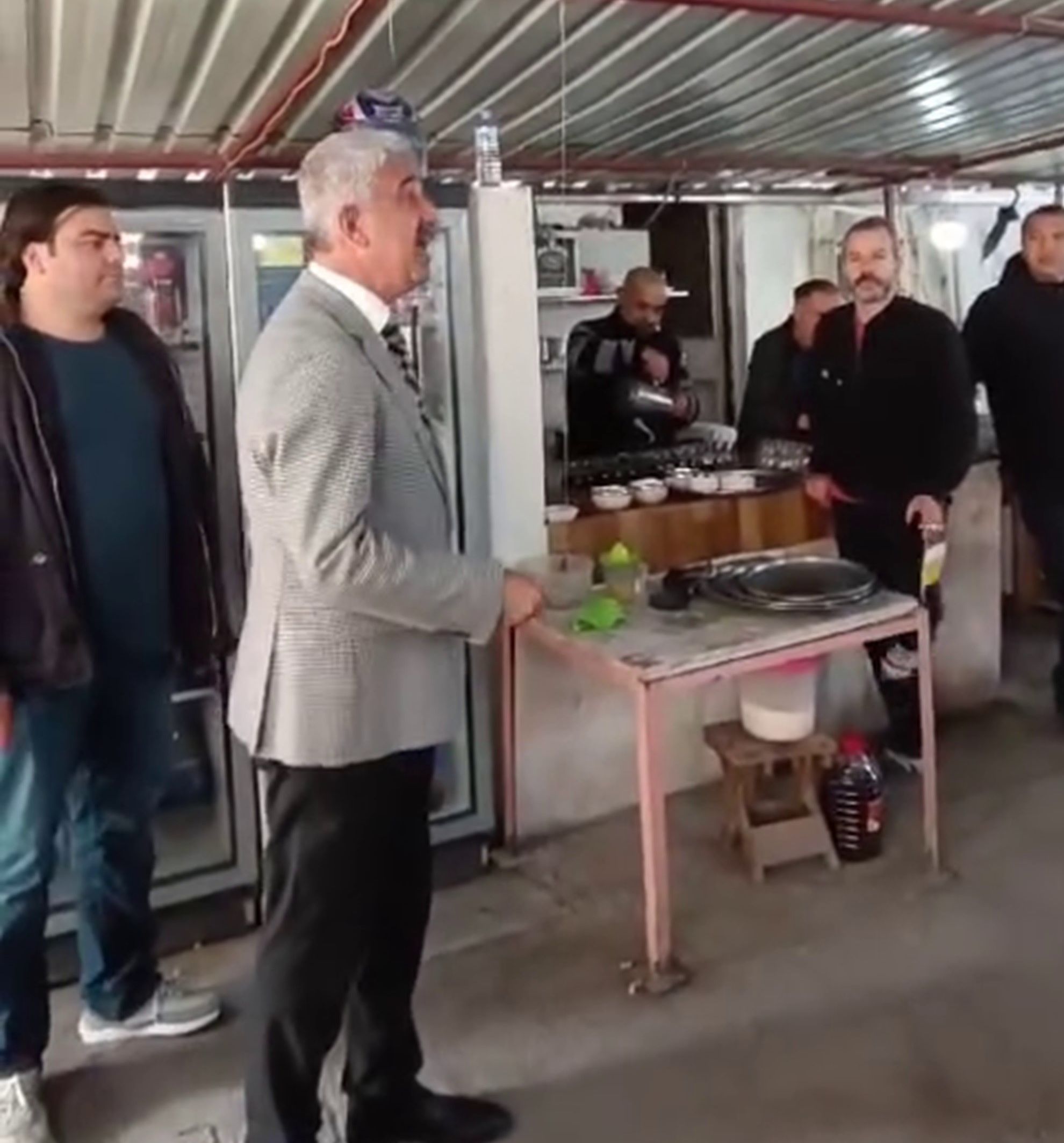 Belediye başkan adayı konuşurken, istiflerini bozmadan oyuna devam ettiler Belediye başkan adayı konuşurken, istiflerini bozmadan oyuna devam ettiler - 1. Resim