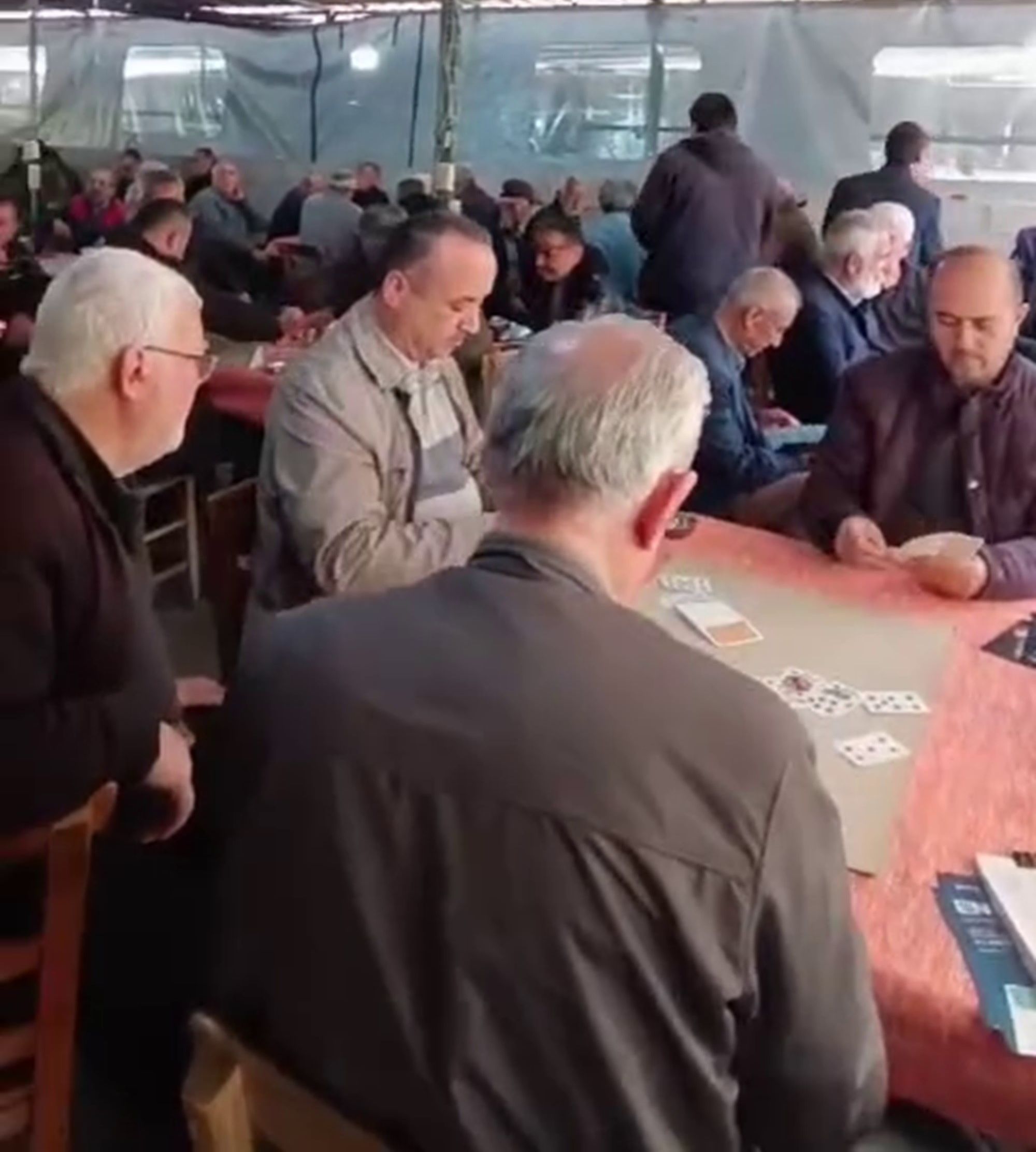 Belediye başkan adayı konuşurken, istiflerini bozmadan oyuna devam ettiler Belediye başkan adayı konuşurken, istiflerini bozmadan oyuna devam ettiler - 2. Resim